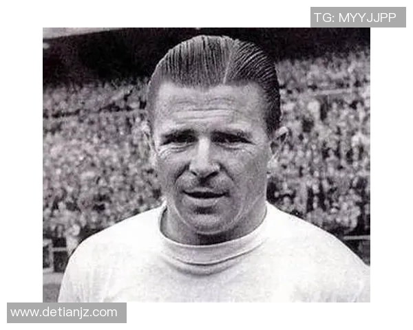 欧冠赛场上深灰色球衣下的足球巨星究竟是谁引领潮流与胜利