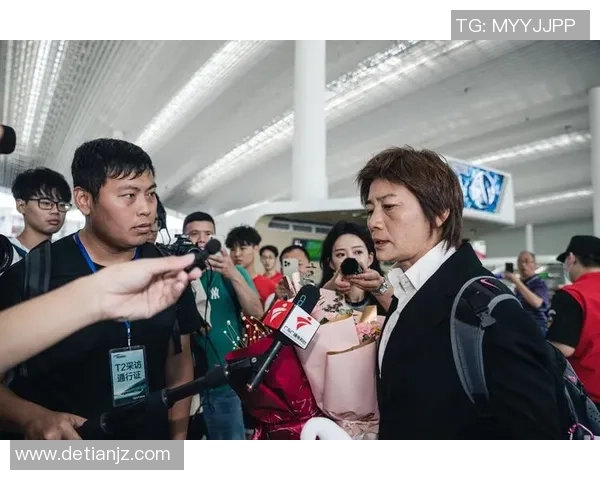 街头随机采访路人通过照片线索挑战猜测著名足球球星身份